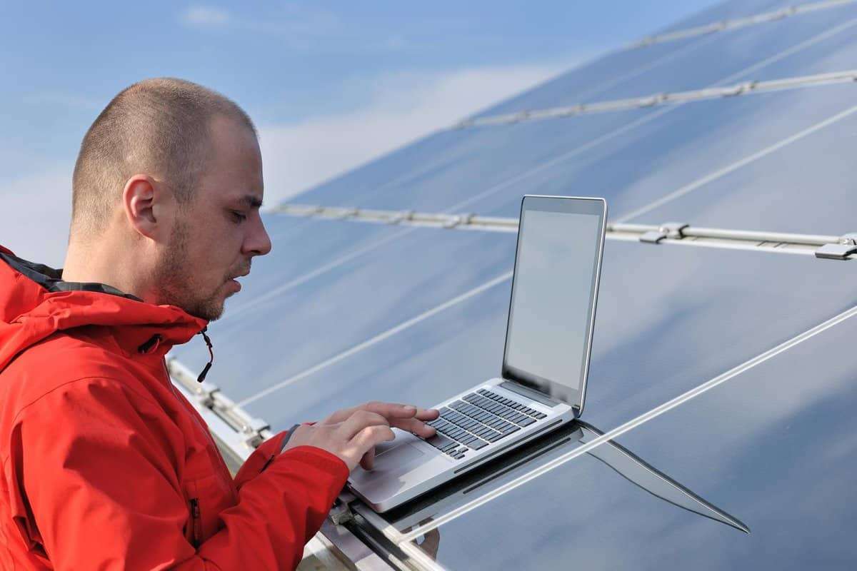 Charge A Laptop With a Solar Panel (Here's How)