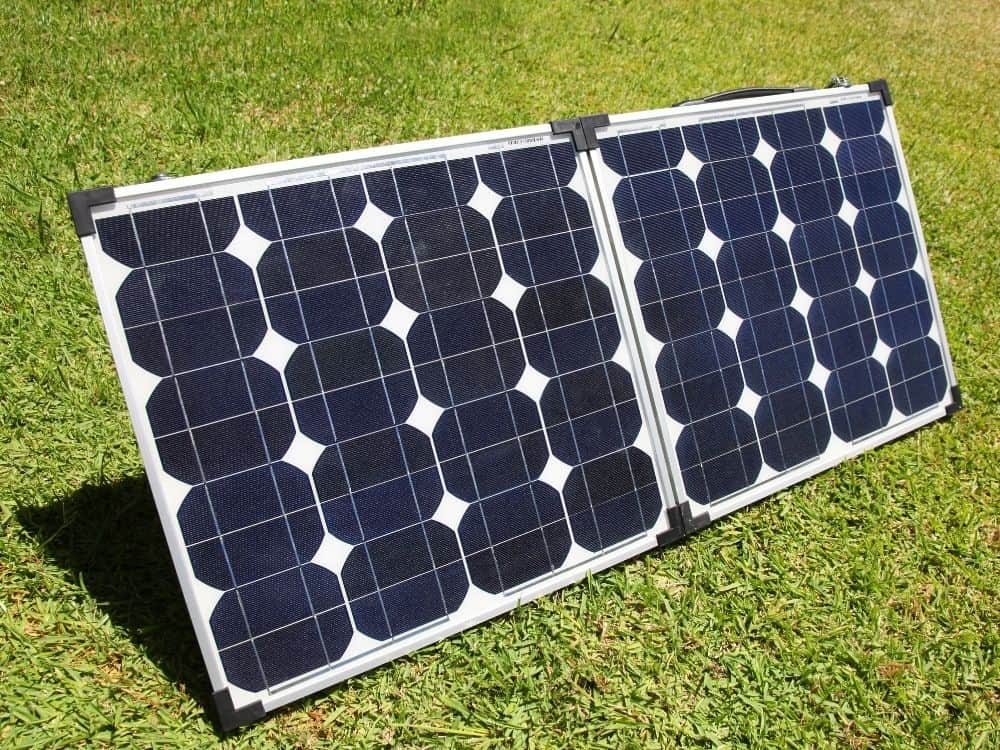 how-many-power-volts-and-amps-does-a-200w-solar-panel-produce